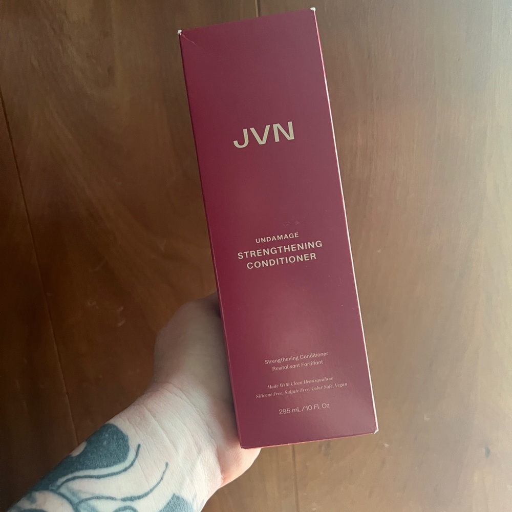 JVN Undamage Conditioner in Bold Red